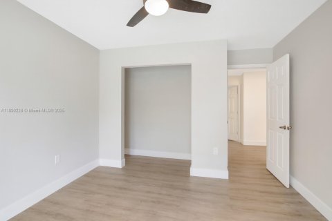 House in Plantation, Florida 4 bedrooms, 171.96 sq.m. № 1943640 - photo 27