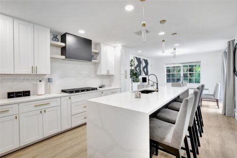House in Plantation, Florida 4 bedrooms, 171.96 sq.m. № 1943640 - photo 8