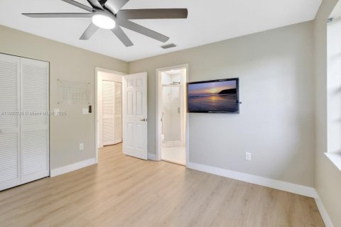House in Plantation, Florida 4 bedrooms, 171.96 sq.m. № 1943640 - photo 21