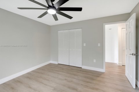House in Plantation, Florida 4 bedrooms, 171.96 sq.m. № 1943640 - photo 20