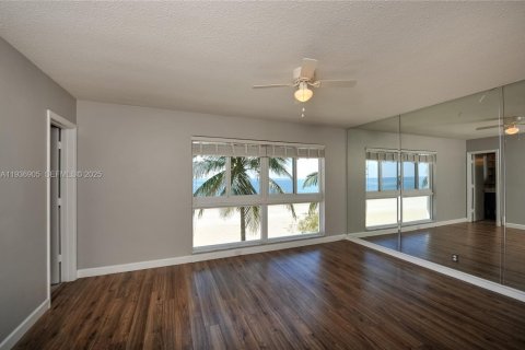 Townhouse in Lauderdale-by-the-Sea, Florida 3 bedrooms, 166.3 sq.m. № 1994811 - photo 10