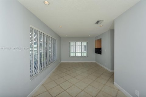 Townhouse in Lauderdale-by-the-Sea, Florida 3 bedrooms, 166.3 sq.m. № 1994811 - photo 5