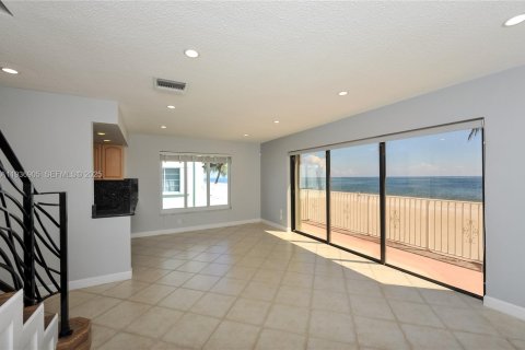 Townhouse in Lauderdale-by-the-Sea, Florida 3 bedrooms, 166.3 sq.m. № 1994811 - photo 8