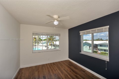 Townhouse in Lauderdale-by-the-Sea, Florida 3 bedrooms, 166.3 sq.m. № 1994811 - photo 11