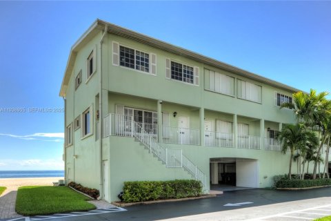 Townhouse in Lauderdale-by-the-Sea, Florida 3 bedrooms, 166.3 sq.m. № 1994811 - photo 2