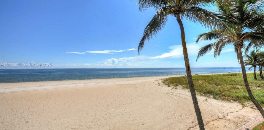 Townhouse in Lauderdale-by-the-Sea, Florida 3 bedrooms, 166.3 sq.m. № 1994811