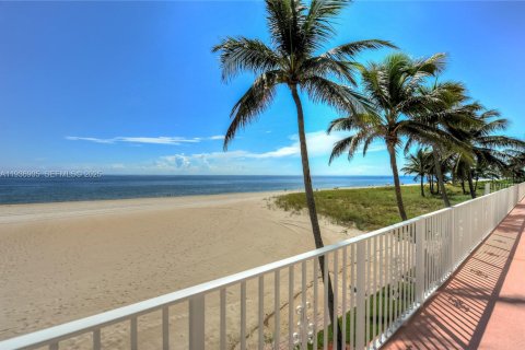 Townhouse in Lauderdale-by-the-Sea, Florida 3 bedrooms, 166.3 sq.m. № 1994811 - photo 3