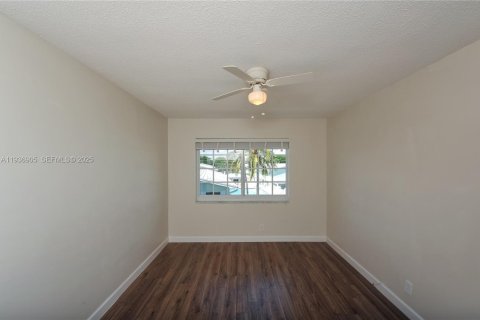 Townhouse in Lauderdale-by-the-Sea, Florida 3 bedrooms, 166.3 sq.m. № 1994811 - photo 12