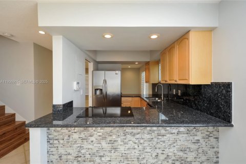 Townhouse in Lauderdale-by-the-Sea, Florida 3 bedrooms, 166.3 sq.m. № 1994811 - photo 7