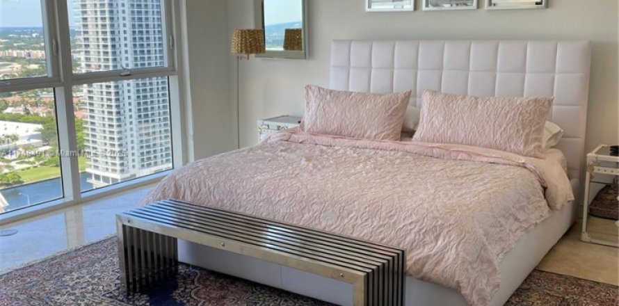 Condo in Hallandale Beach, Florida, 1 bedroom № 1738829