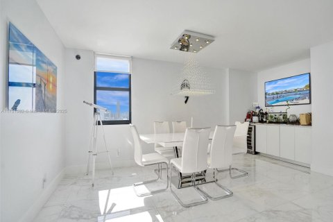 Condo in Hollywood, Florida, 2 bedrooms  № 1714377 - photo 13