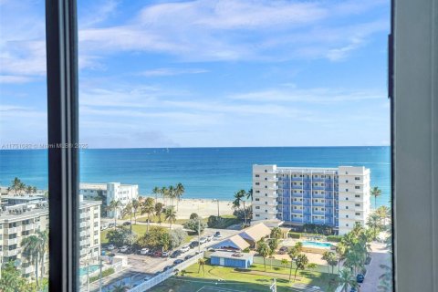 Condo in Hollywood, Florida, 2 bedrooms  № 1714377 - photo 26
