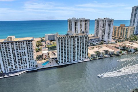 Condo in Hollywood, Florida, 2 bedrooms  № 1714377 - photo 23