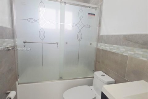 House in West Park, Florida 4 bedrooms, 173.08 sq.m. № 2043306 - photo 13