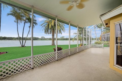 Casa en alquiler en Coconut Creek, Florida, 3 dormitorios, 154.59 m2 № 2055618 - foto 1