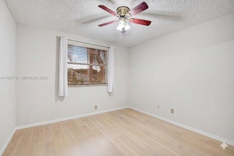 House in Coconut Creek, Florida 3 bedrooms, 154.59 sq.m. № 2055618 - photo 17