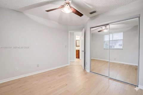 House in Coconut Creek, Florida 3 bedrooms, 154.59 sq.m. № 2055618 - photo 15