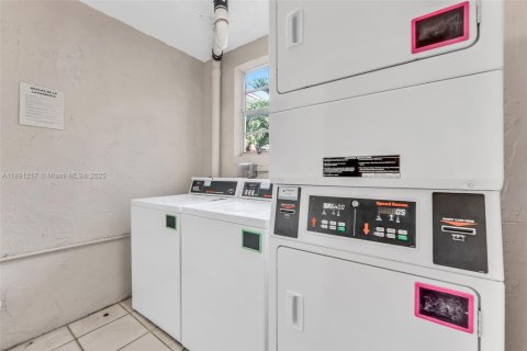 Copropriété à vendre à Hialeah, Floride: 2 chambres, 74.51 m2 № 1943561 - photo 14