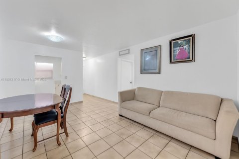 Copropriété à vendre à Hialeah, Floride: 2 chambres, 74.51 m2 № 1943561 - photo 11