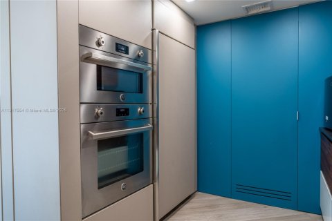 Condo in Miami Beach, Florida, 2 bedrooms  № 1973596 - photo 30