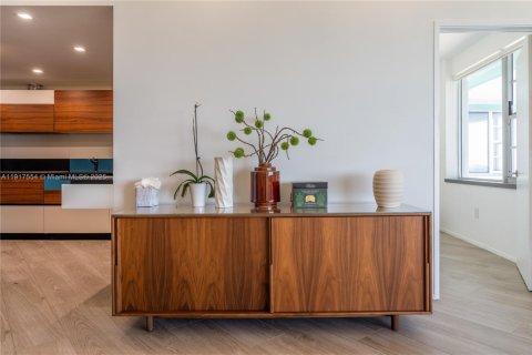 Condo in Miami Beach, Florida, 2 bedrooms  № 1973596 - photo 26