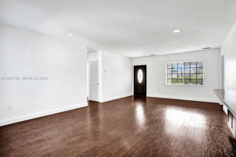 Снять в аренду виллу или дом в Майами, Флорида 3 спальни, 189.33м2, № 1991489 - фото 4