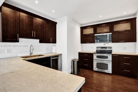 Снять в аренду виллу или дом в Майами, Флорида 3 спальни, 189.33м2, № 1991489 - фото 2