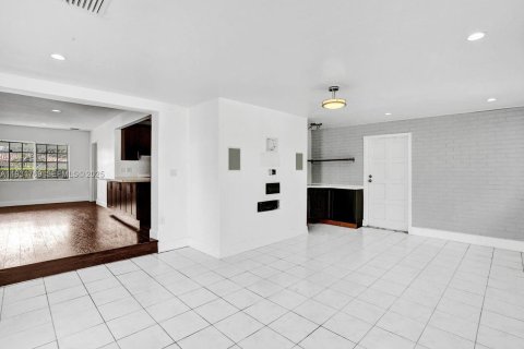 Снять в аренду виллу или дом в Майами, Флорида 3 спальни, 189.33м2, № 1991489 - фото 15