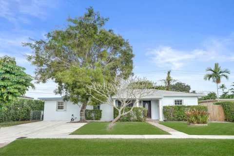 Снять в аренду виллу или дом в Майами, Флорида 3 спальни, 189.33м2, № 1991489 - фото 1