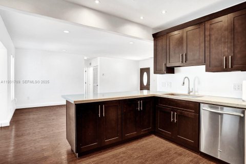 Снять в аренду виллу или дом в Майами, Флорида 3 спальни, 189.33м2, № 1991489 - фото 13