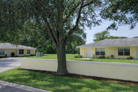 Commercial property in St. Lucie, Florida 695.65 sq.m. № 2245494
