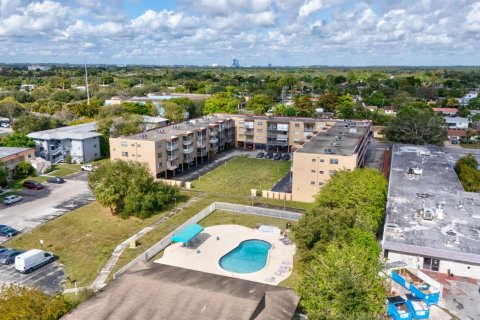 Купить кондоминиум в Холливуд, Флорида 3 комнаты, 83.61м2, № 2077499 - фото 28
