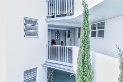 Купить кондоминиум в Холливуд, Флорида 3 комнаты, 83.61м2, № 2077499 - фото 2