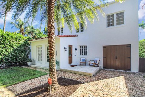 Купить виллу или дом в Корал-Гейблс, Флорида 4 спальни, 177.26м2, № 1970677 - фото 1