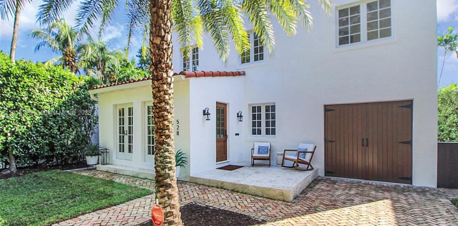 Дом в Корал-Гейблс, Флорида 4 спальни, 177.26м2 № 1970677