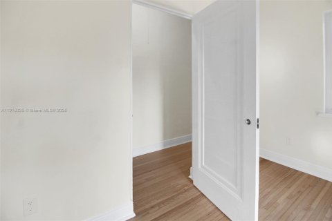 Купить виллу или дом в Корал-Гейблс, Флорида 4 спальни, 177.26м2, № 1970677 - фото 29