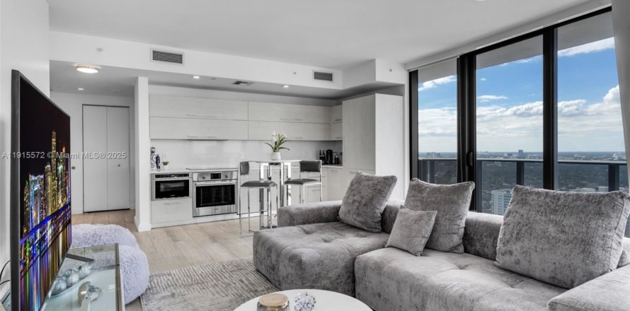 Кондоминиум с 2 спальнями в Майами, Флорида № 1971871