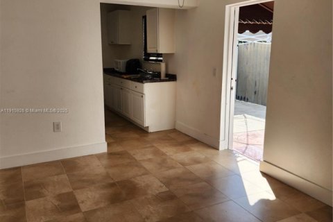 Immobilier commercial à louer à Cutler Bay, Floride: 108.97 m2 № 1970771 - photo 4