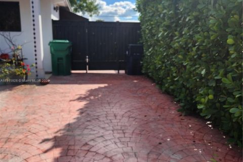 Immobilier commercial à louer à Cutler Bay, Floride: 108.97 m2 № 1970771 - photo 1