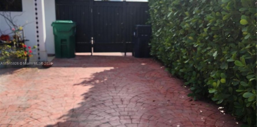 Immobilier commercial à Cutler Bay, Floride 108.97 m2 № 1970771