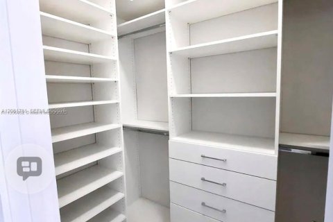 Villa ou maison à louer à Miramar, Floride: 3 chambres, 240.15 m2 № 2348576 - photo 6