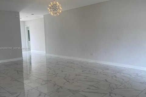 Villa ou maison à louer à Miramar, Floride: 3 chambres, 240.15 m2 № 2348576 - photo 2