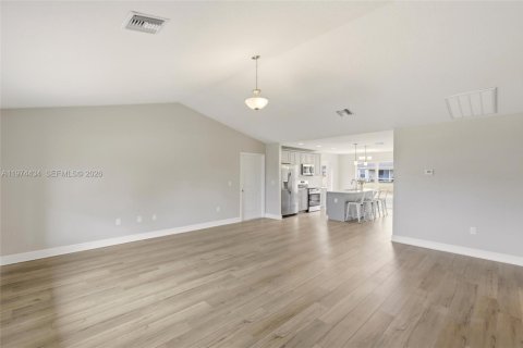 House in Sebring, Florida 4 bedrooms, 172.8 sq.m. № 2036000 - photo 5