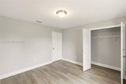 House in Sebring, Florida 4 bedrooms, 172.8 sq.m. № 2036000 - photo 20