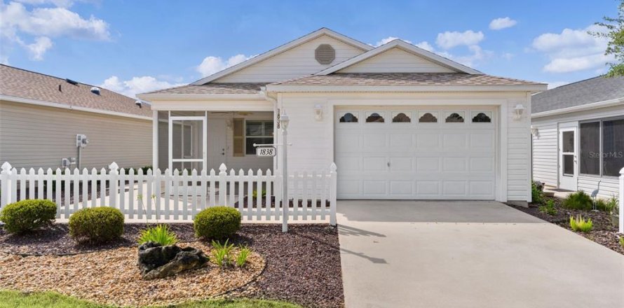 House in The Villages, Florida 2 bedrooms, 107.4 sq.m. № 2203763
