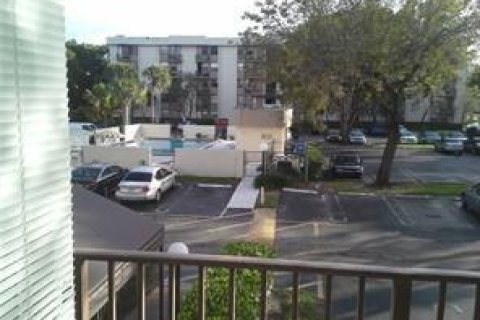 Condo in Coral Springs, Florida, 1 bedroom № 2083852 - photo 12