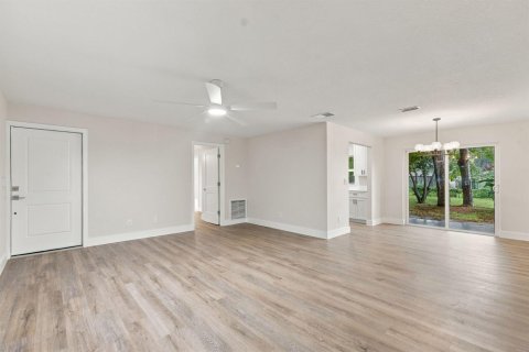 Villa ou maison à louer à St. Lucie, Floride: 2 chambres, 103.68 m2 № 2414141 - photo 5