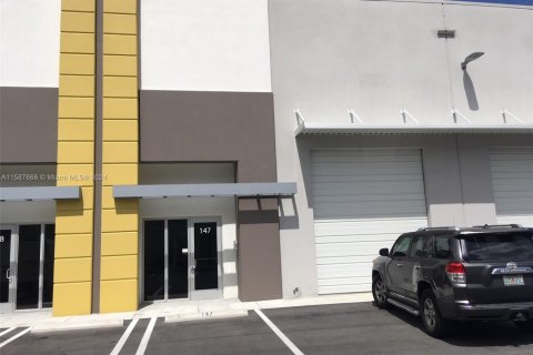 Propiedad comercial en alquiler en Sweetwater, Florida № 1174185 - foto 1