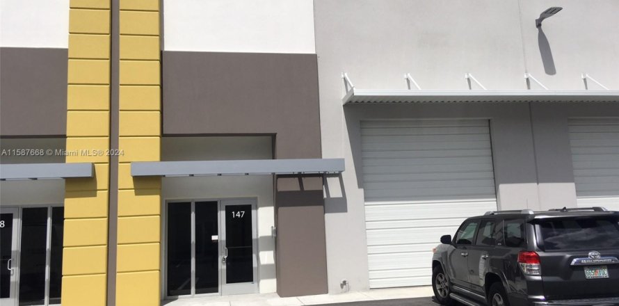 Immobilier commercial à Sweetwater, Floride № 1174185