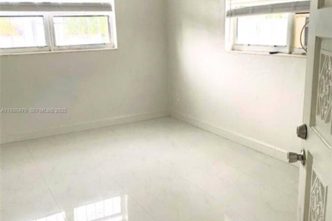 Снять в аренду виллу или дом в Майами-Гарденс, Флорида 4 спальни, 158.96м2, № 1989261 - фото 2